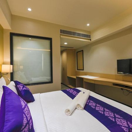 Purple Beds By Vits Dwarkesh, Surat Hotel Salabatpura ภายนอก รูปภาพ