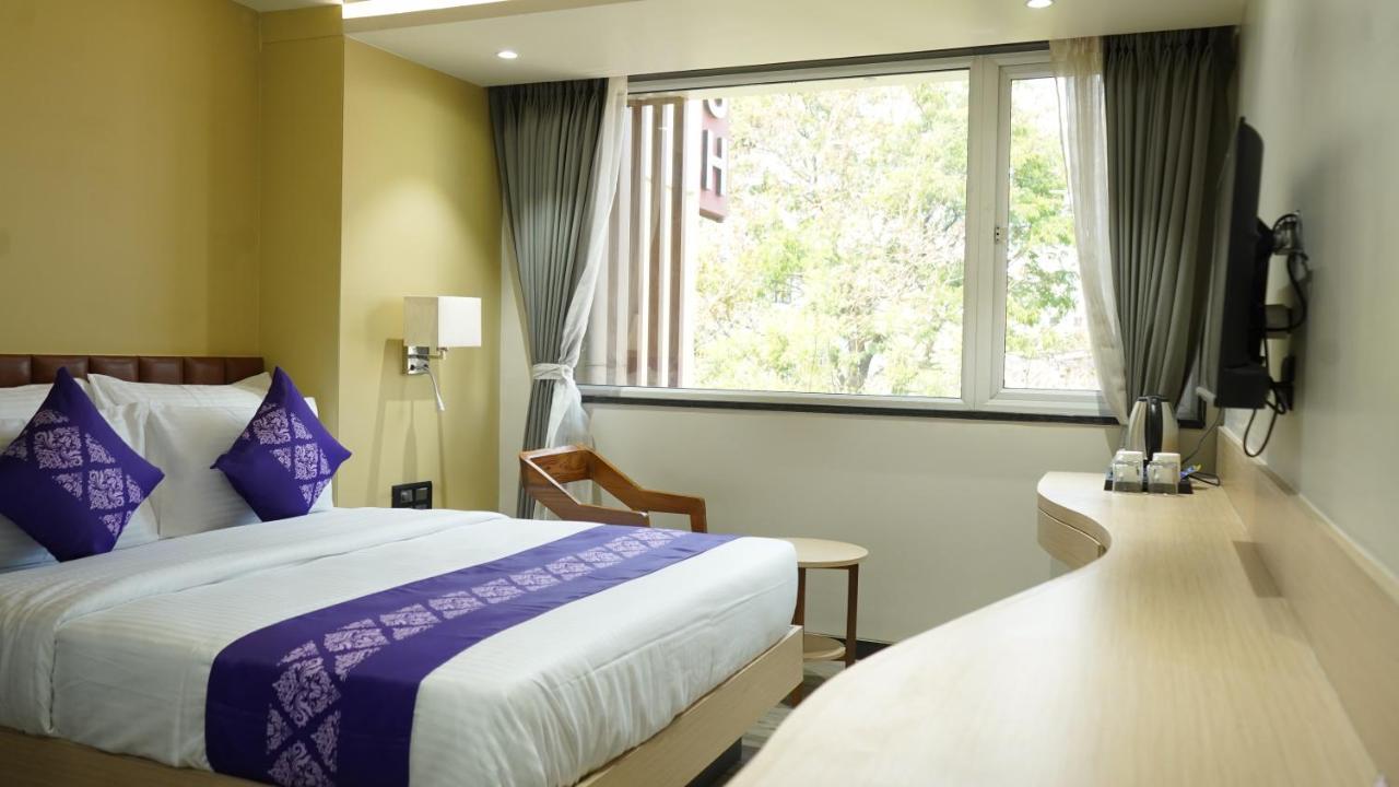 Purple Beds By Vits Dwarkesh, Surat Hotel Salabatpura ภายนอก รูปภาพ