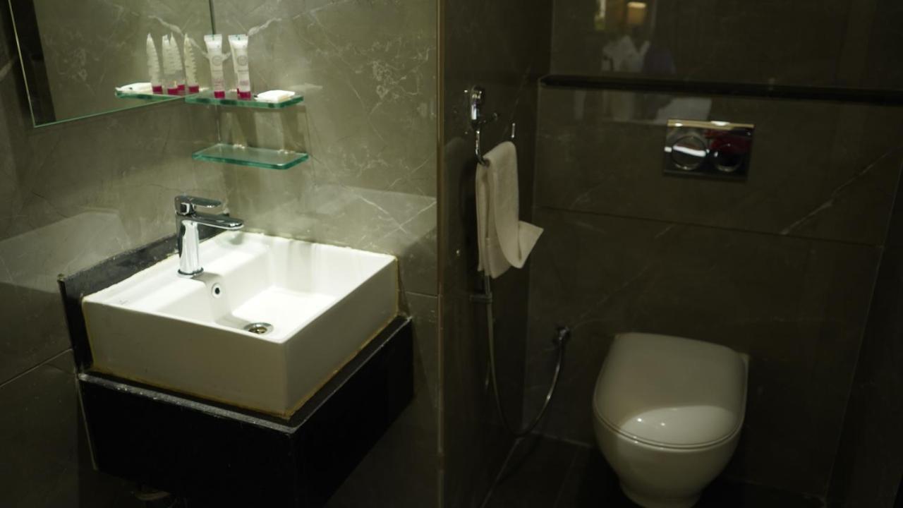 Purple Beds By Vits Dwarkesh, Surat Hotel Salabatpura ภายนอก รูปภาพ