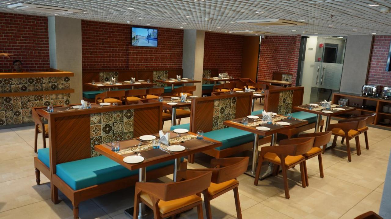 Purple Beds By Vits Dwarkesh, Surat Hotel Salabatpura ภายนอก รูปภาพ