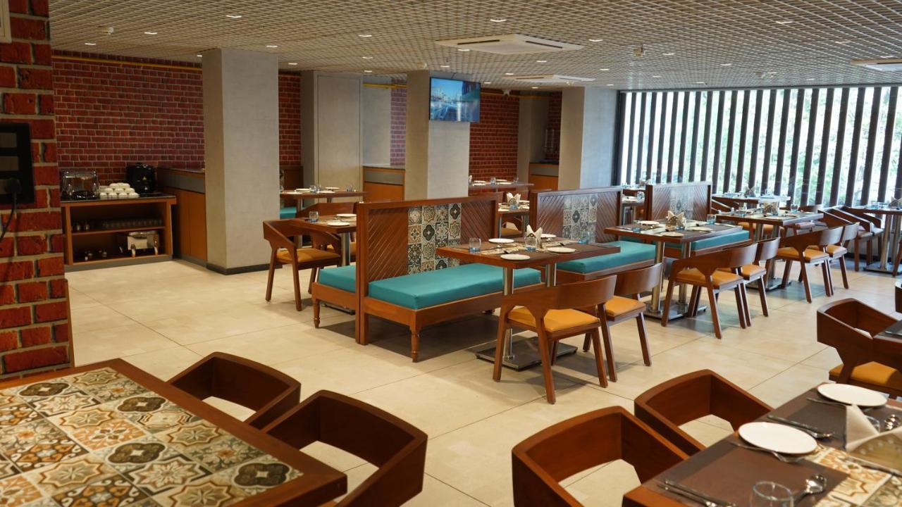 Purple Beds By Vits Dwarkesh, Surat Hotel Salabatpura ภายนอก รูปภาพ