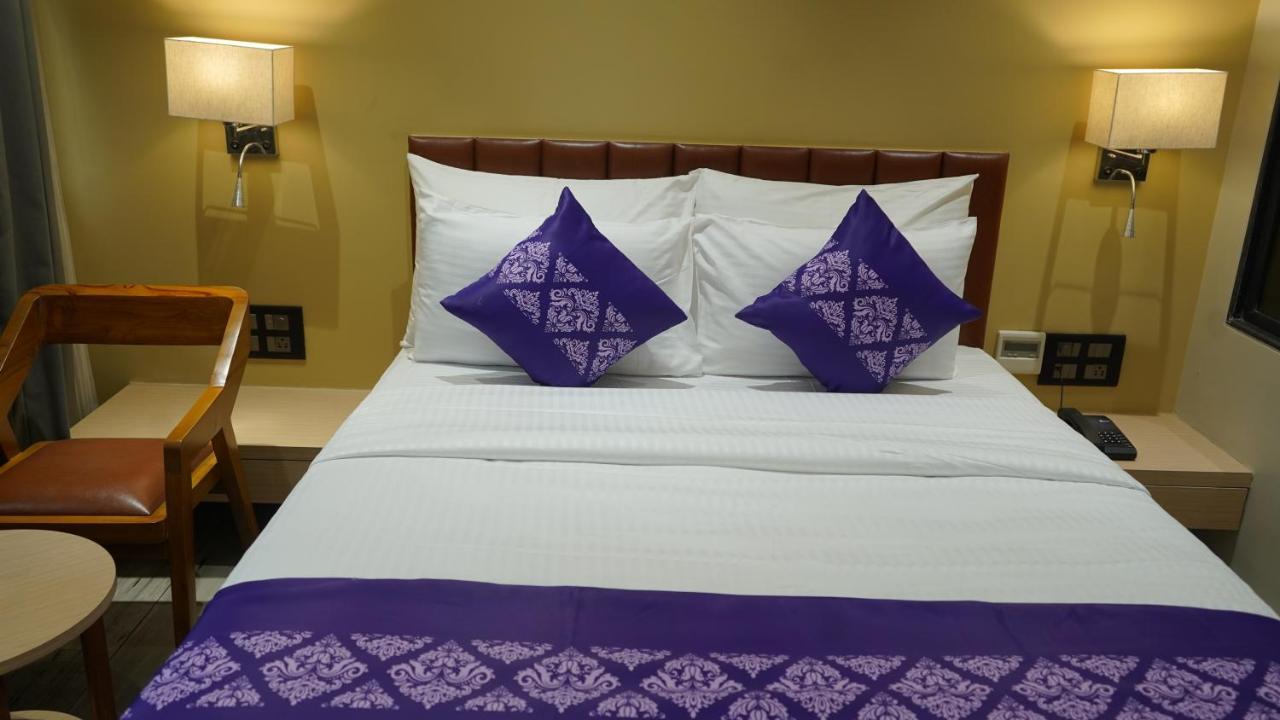Purple Beds By Vits Dwarkesh, Surat Hotel Salabatpura ภายนอก รูปภาพ