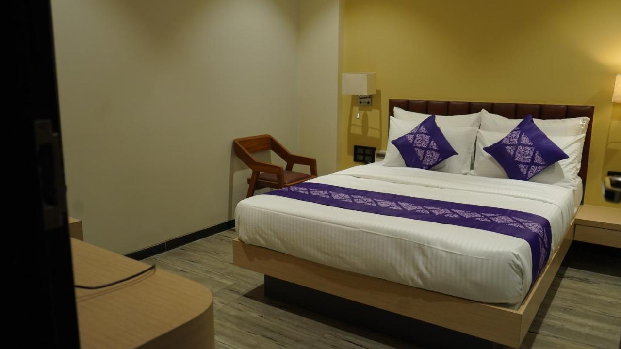 Purple Beds By Vits Dwarkesh, Surat Hotel Salabatpura ภายนอก รูปภาพ