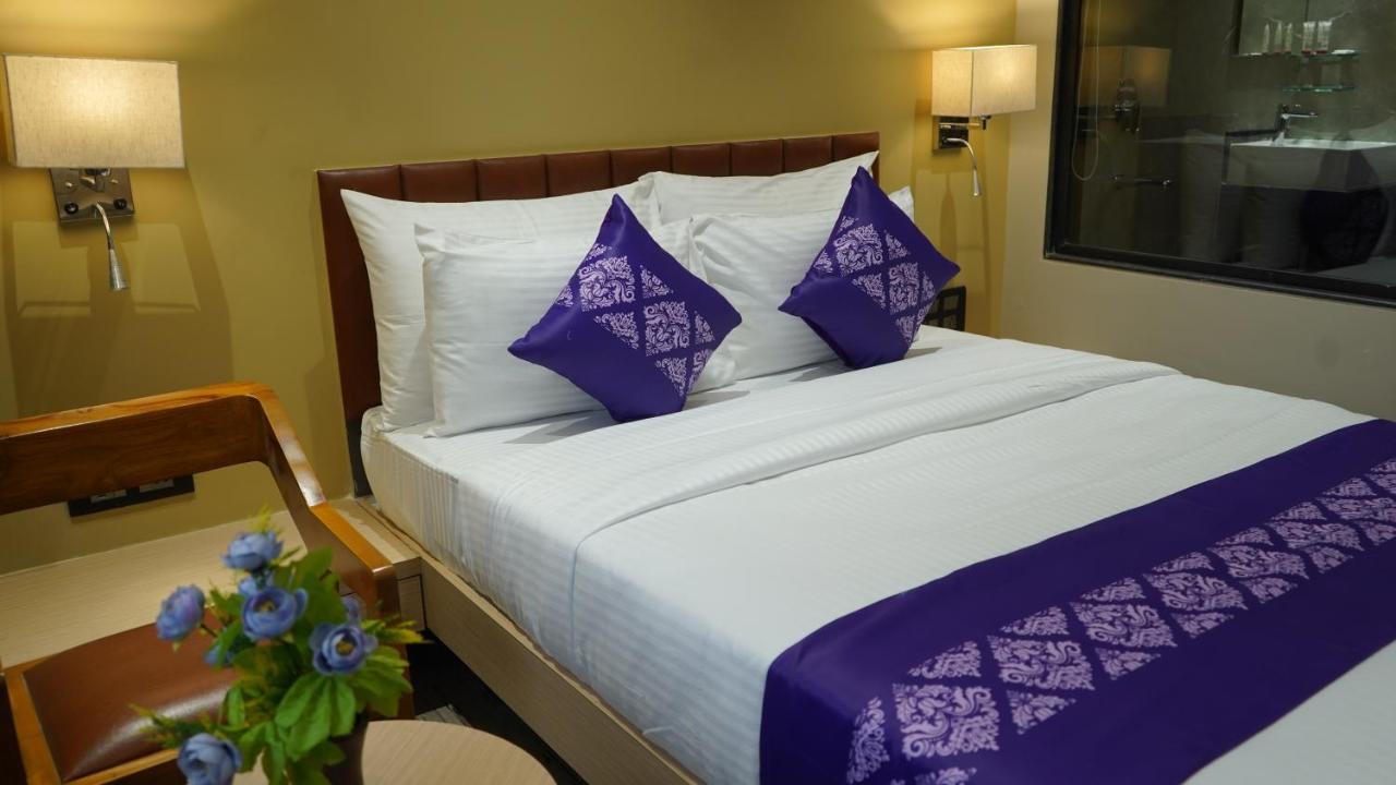 Purple Beds By Vits Dwarkesh, Surat Hotel Salabatpura ภายนอก รูปภาพ