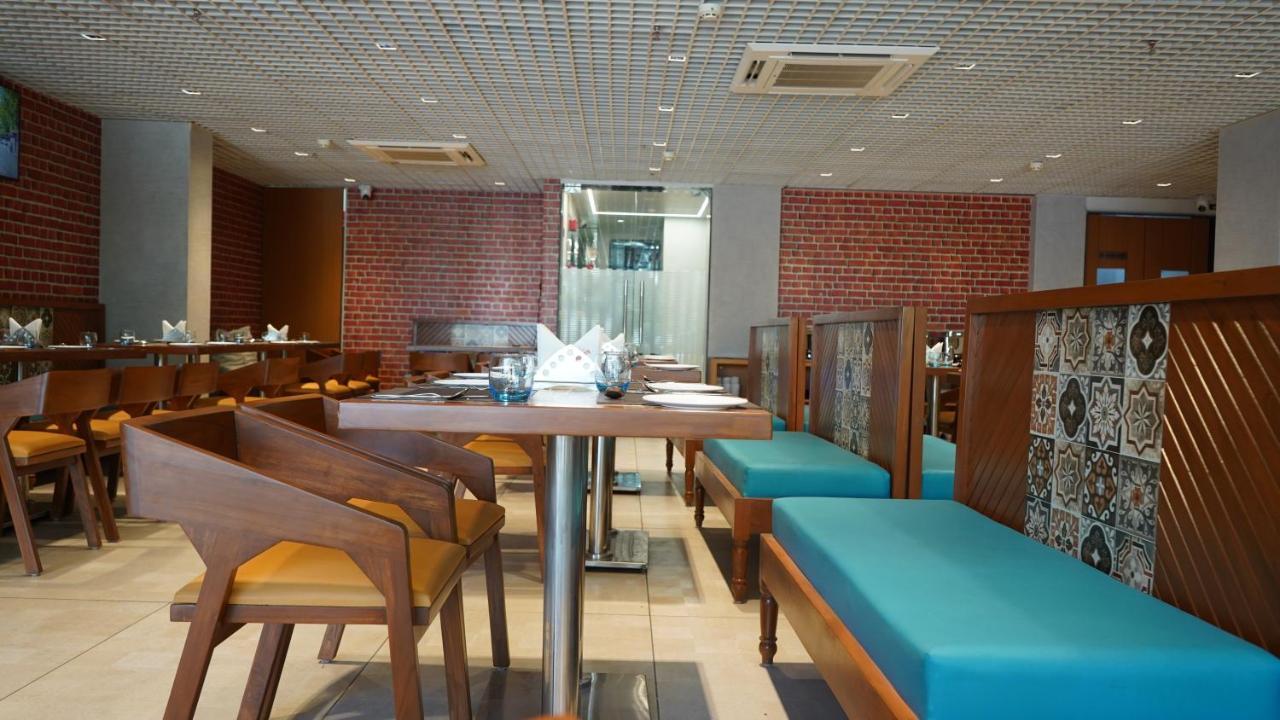 Purple Beds By Vits Dwarkesh, Surat Hotel Salabatpura ภายนอก รูปภาพ
