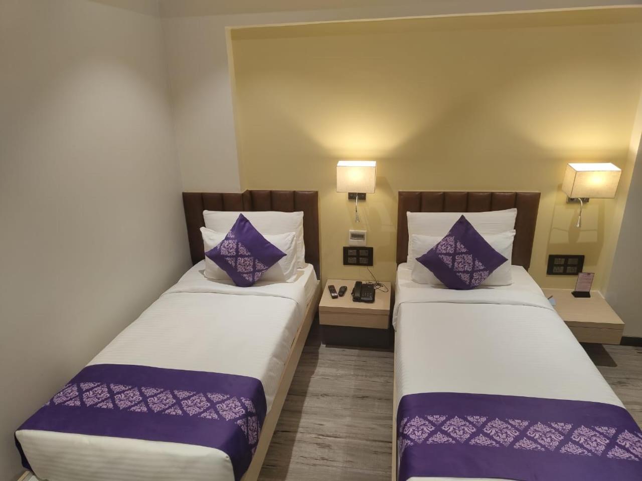 Purple Beds By Vits Dwarkesh, Surat Hotel Salabatpura ภายนอก รูปภาพ