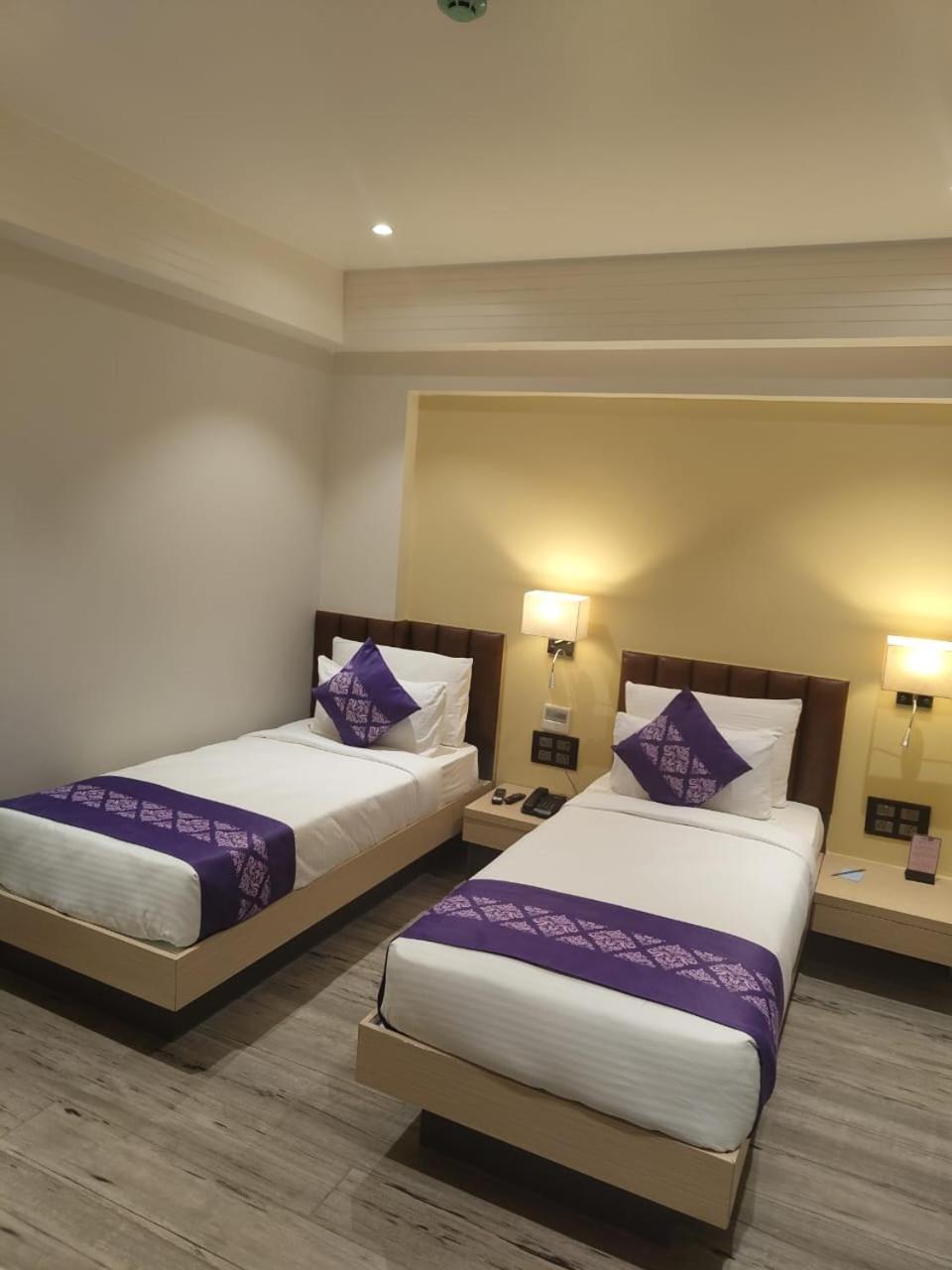Purple Beds By Vits Dwarkesh, Surat Hotel Salabatpura ภายนอก รูปภาพ
