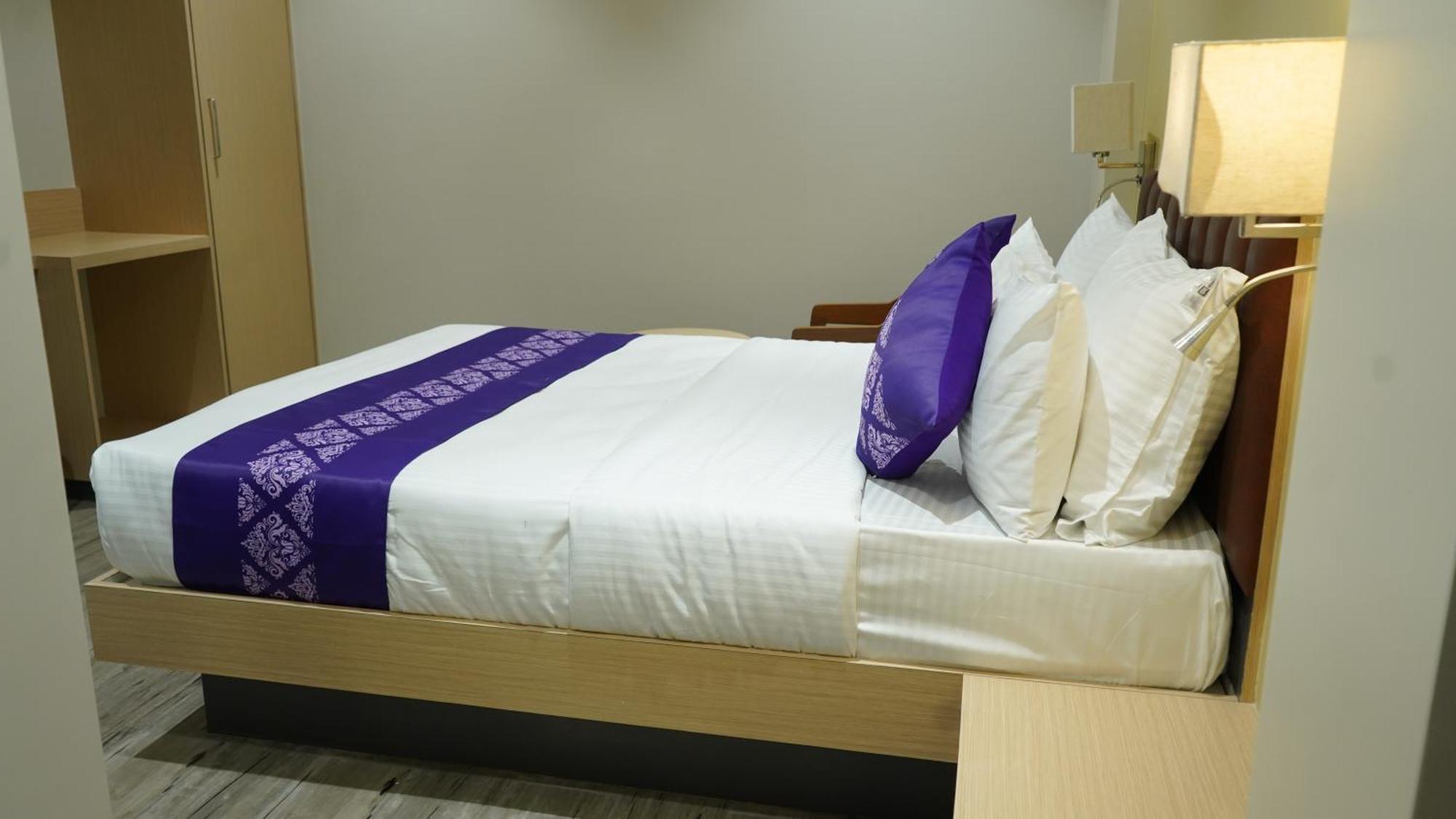 Purple Beds By Vits Dwarkesh, Surat Hotel Salabatpura ภายนอก รูปภาพ