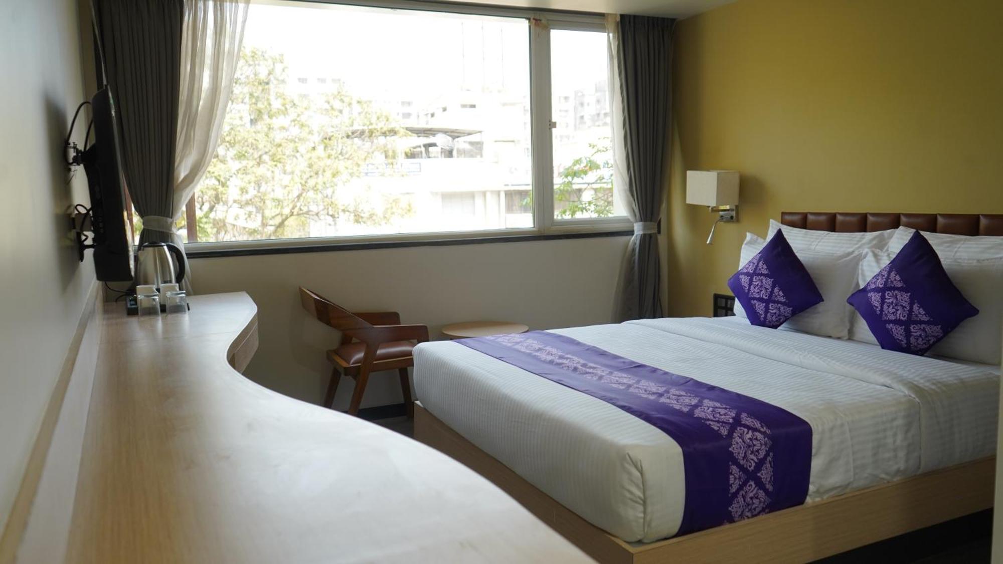 Purple Beds By Vits Dwarkesh, Surat Hotel Salabatpura ภายนอก รูปภาพ