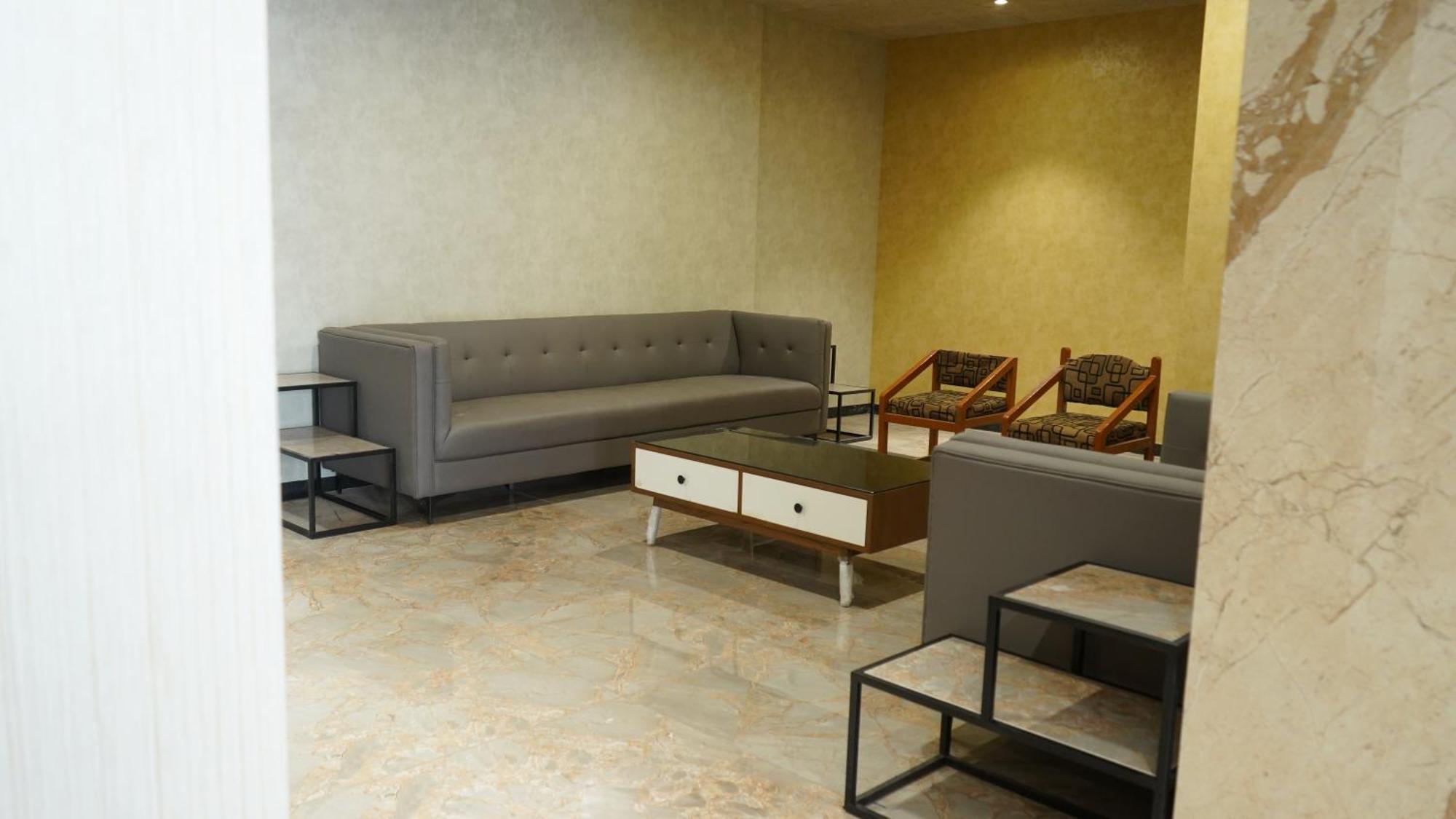 Purple Beds By Vits Dwarkesh, Surat Hotel Salabatpura ภายนอก รูปภาพ
