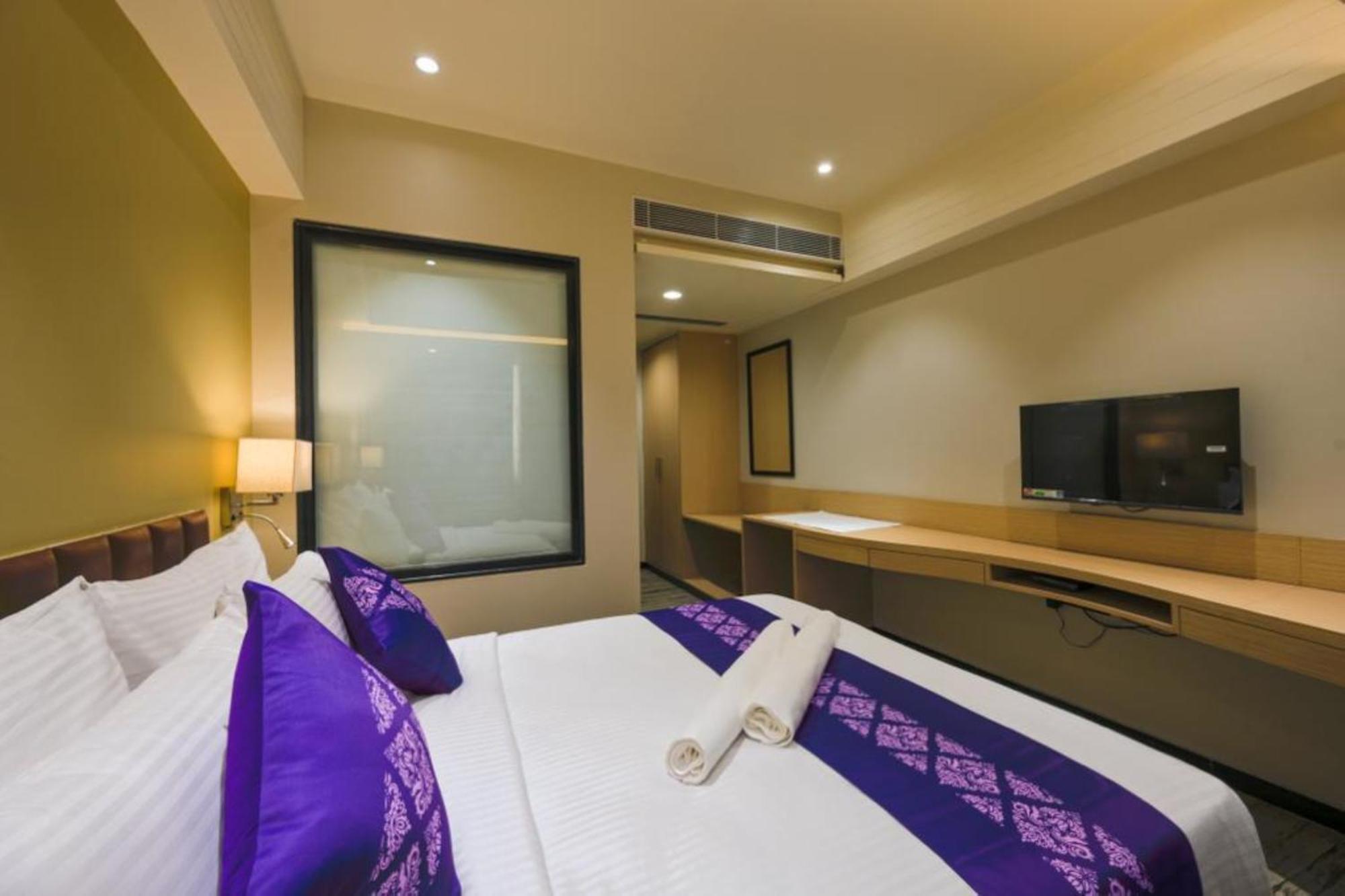 Purple Beds By Vits Dwarkesh, Surat Hotel Salabatpura ภายนอก รูปภาพ